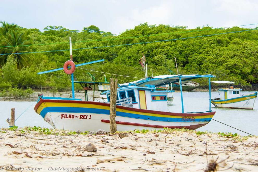 Imagem de algunas barcos na areia da Praia Corumbau.